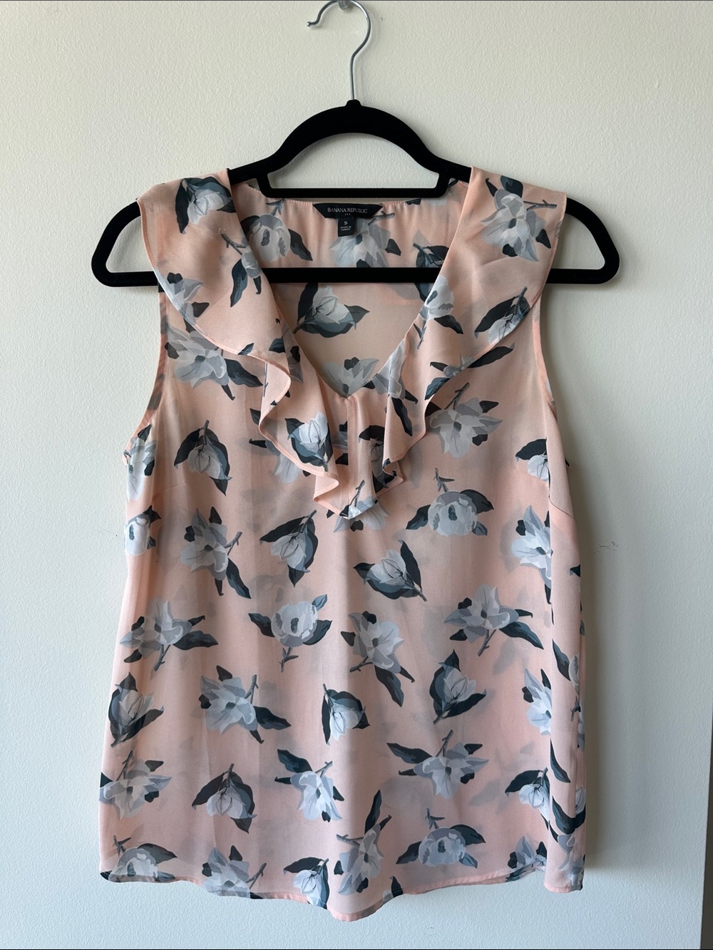 Banana Republic Peach Floral Ruffle V-Neck Sleeveless Blouse